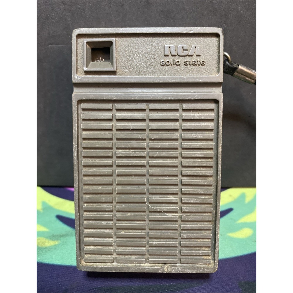 vintage RCA Solid State Transistor Radio model gray & white B2